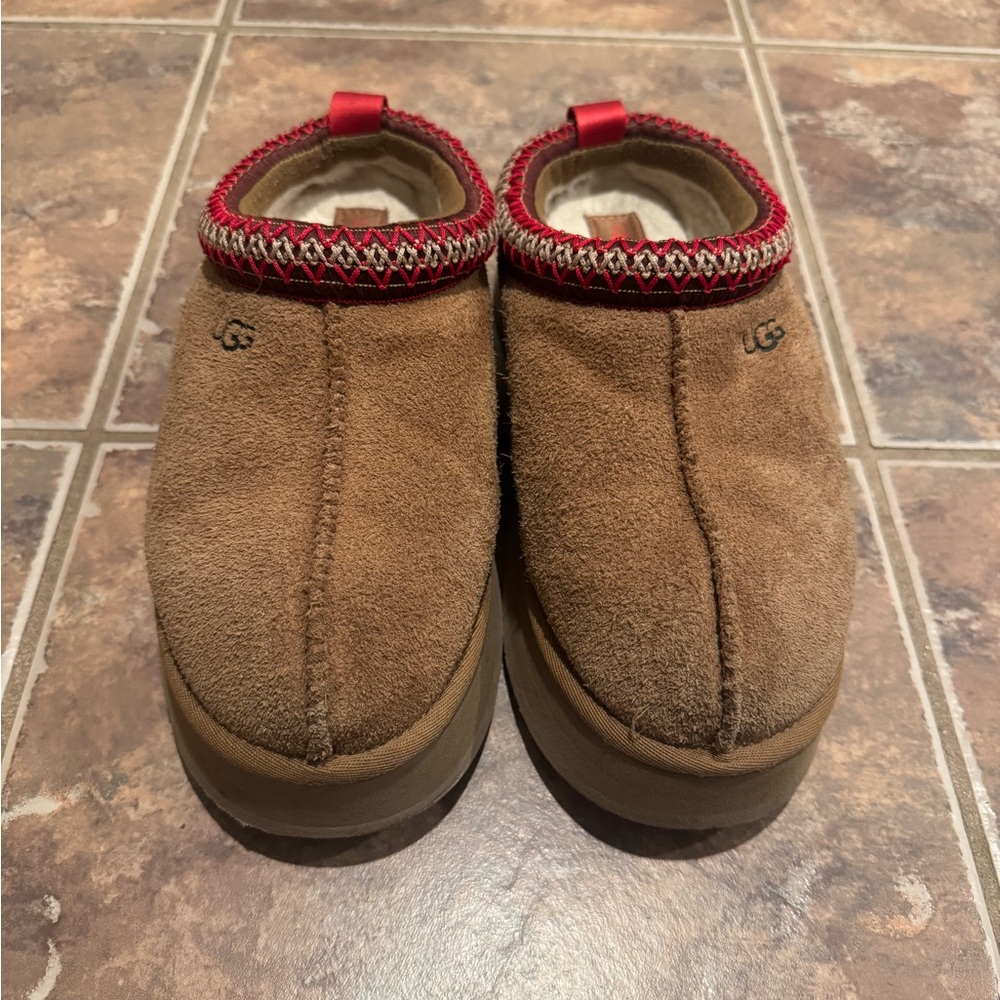 UGG Platform Tazz Chestnut Suede Slip-On Slippers with Red Accent Trim 7.5/8